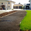 Rasenkante aus Granitpflaster um WPC Terrasse